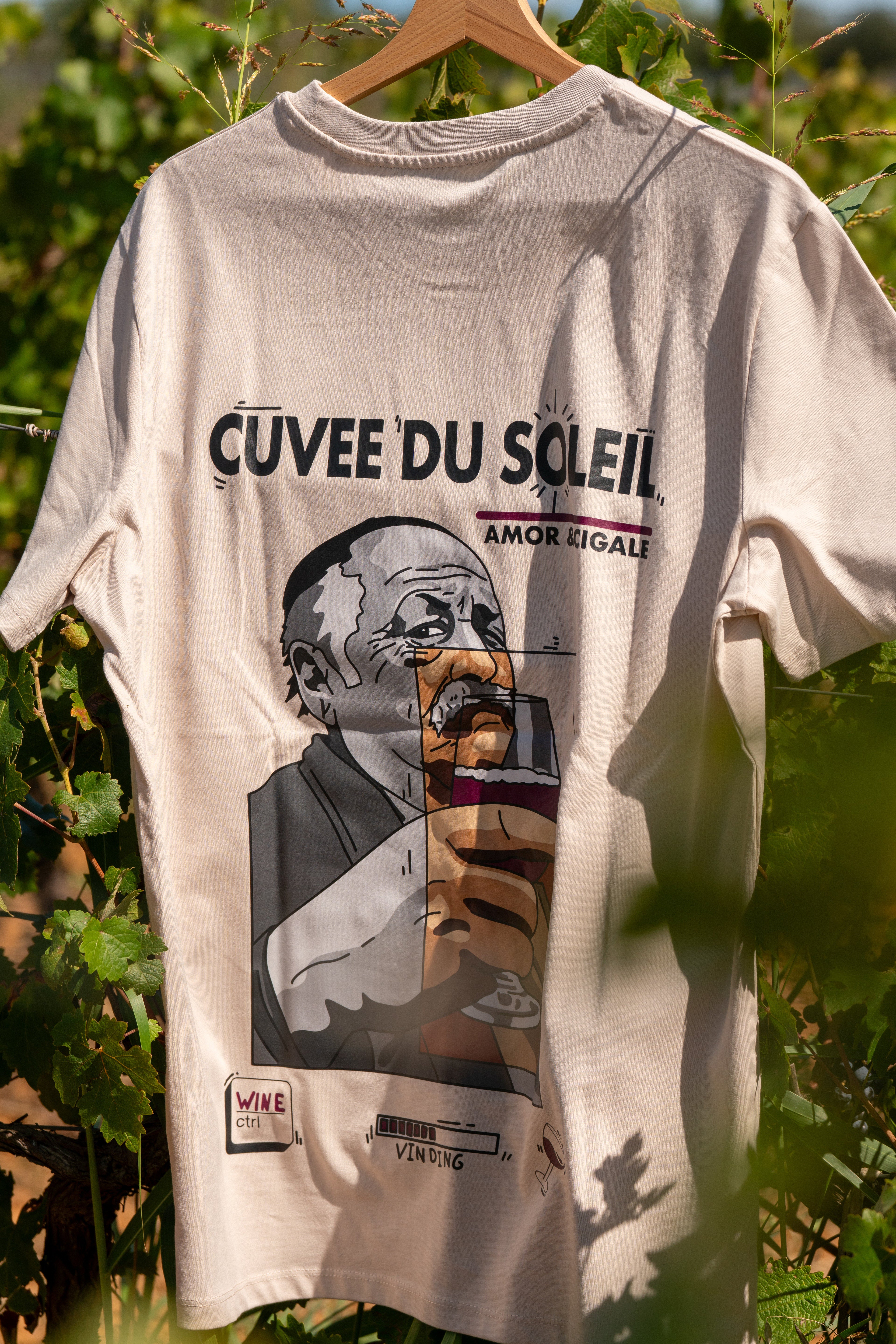 Tshirt Cuvée du Soleil, marque amor et cigale, posé sur un cintre