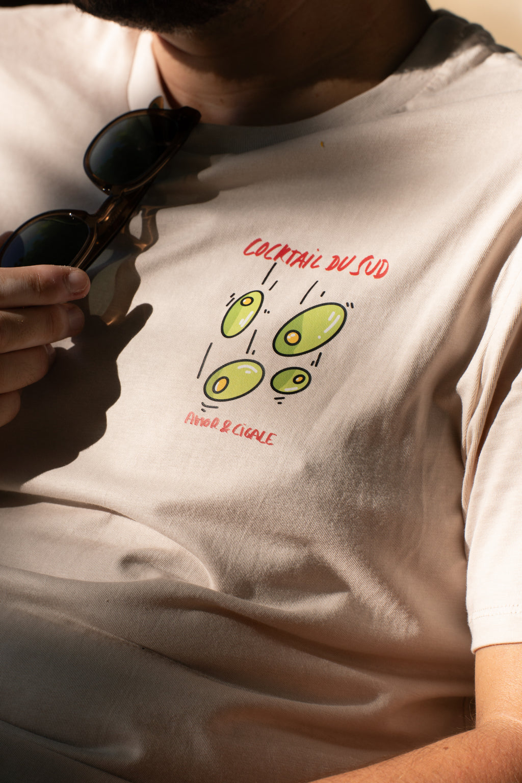 Détail du logo Cocktail du Sud sur le cœur du t-shirt Amor & Cigale, coupe unisexe