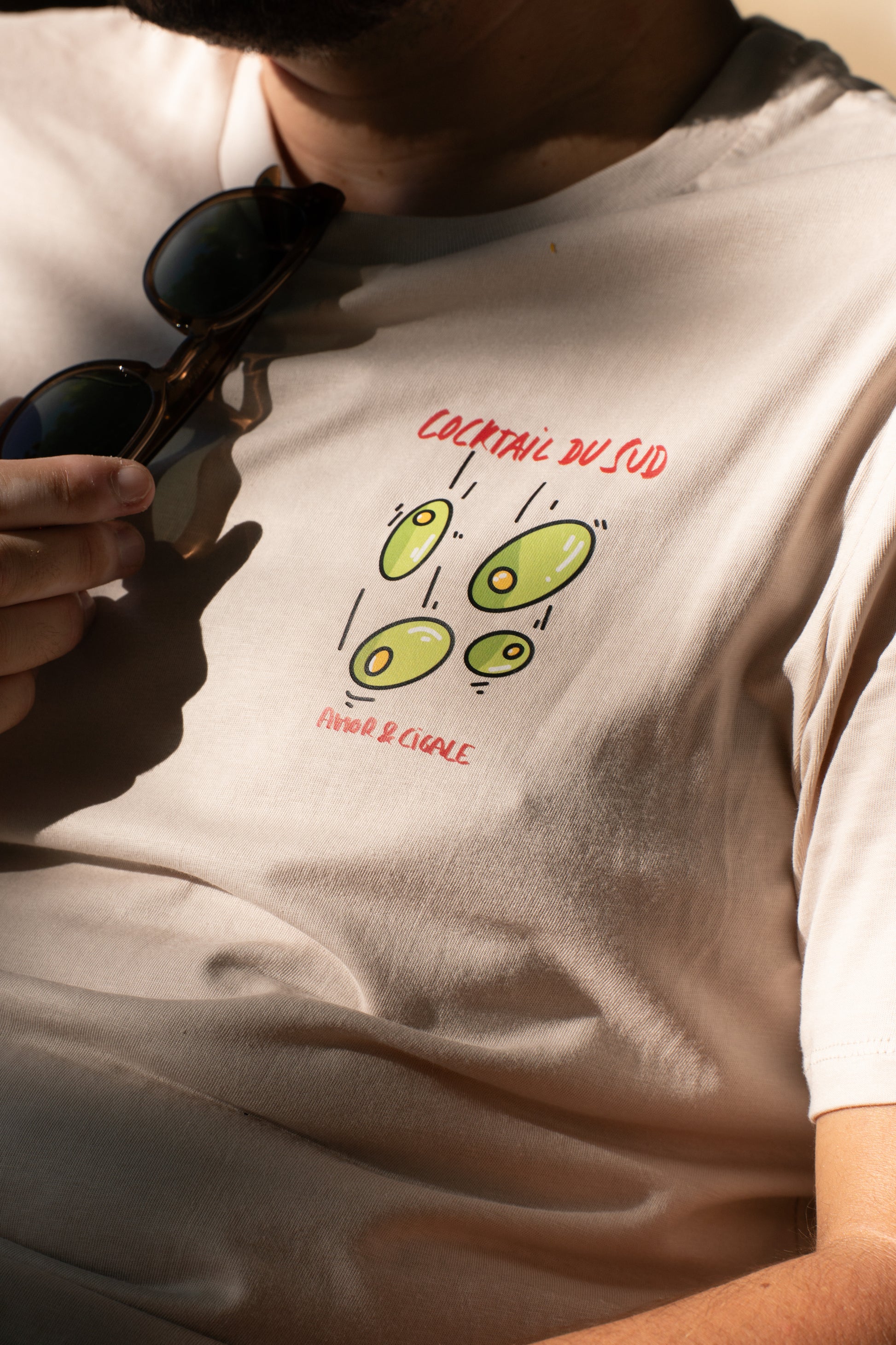 Détail du logo Cocktail du Sud sur le cœur du t-shirt Amor & Cigale, coupe unisexe