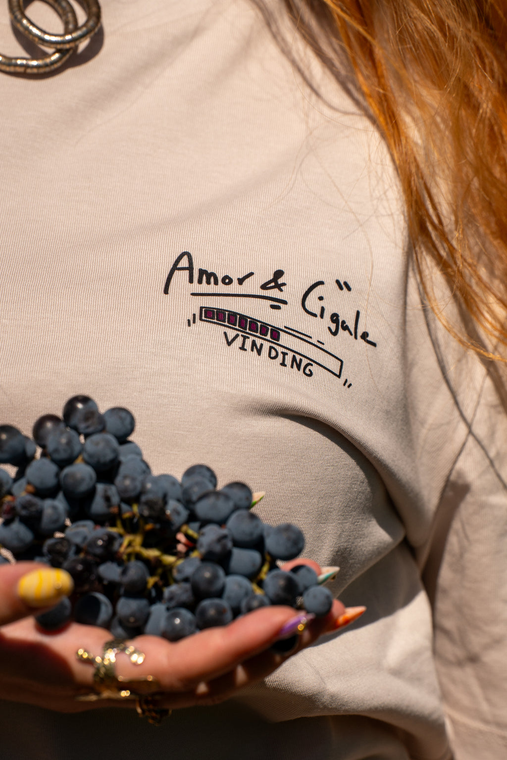 Détail du logo Cuvée du Soleil sur le cœur du t-shirt Amor & Cigale, coupe unisexe, couleur Lin