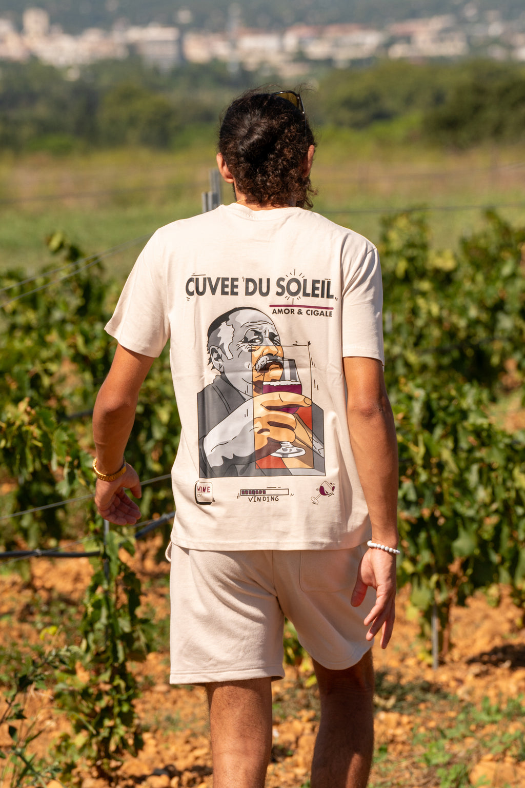 T-shirt lin Amor & Cigale Cuvée du Soleil avec design sur le dos, porté par un homme, coupe unisexe