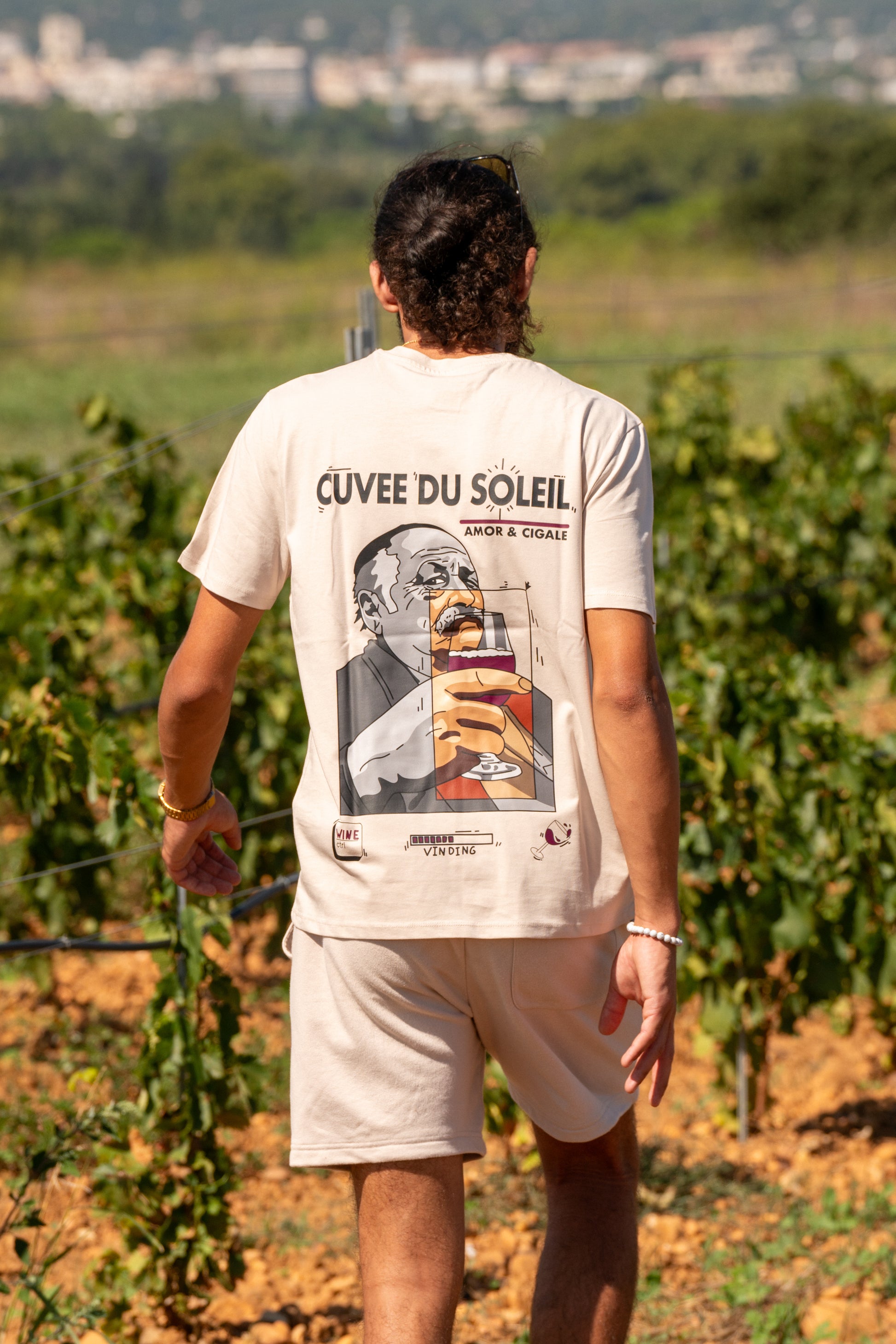 T-shirt lin Amor & Cigale Cuvée du Soleil avec design sur le dos, porté par un homme, coupe unisexe