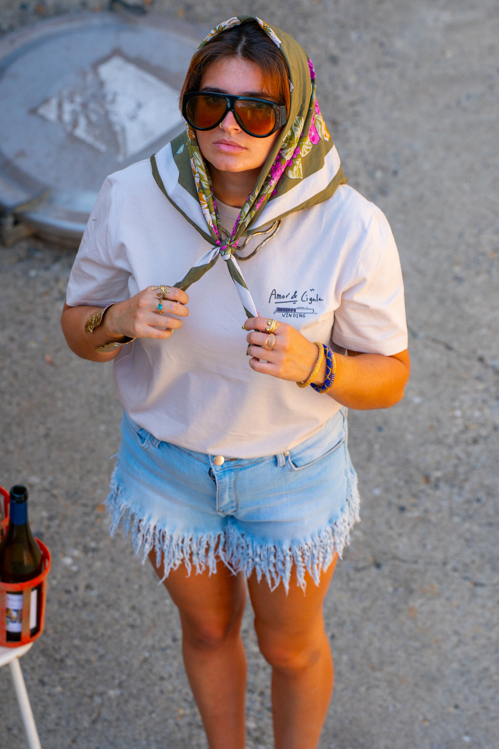 T-shirt lin Amor & Cigale Cuvée du Soleil avec design sur le cœur, porté par une femme, coupe unisexe