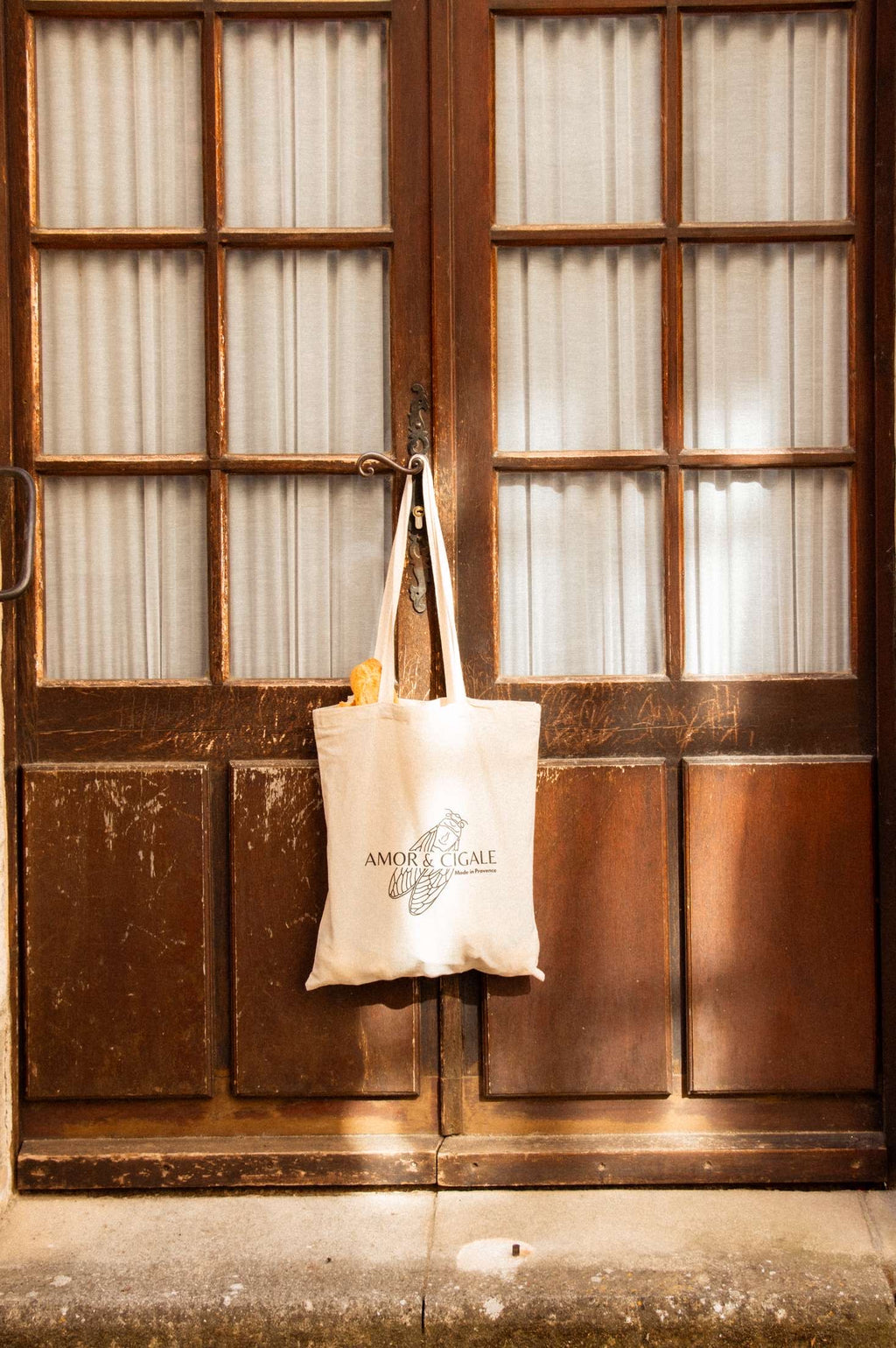 Tote bag Amor & Cigale Lavandula Bag accroché à une porte