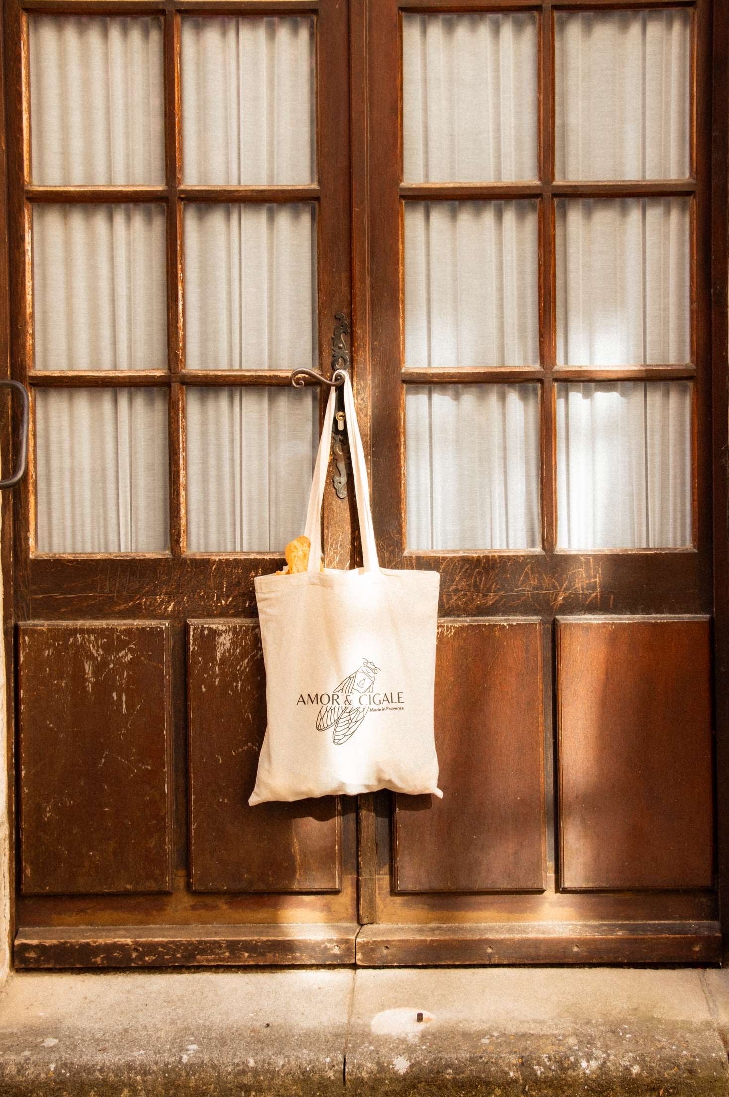 Tote bag Amor & Cigale Lavandula Bag accroché à une porte