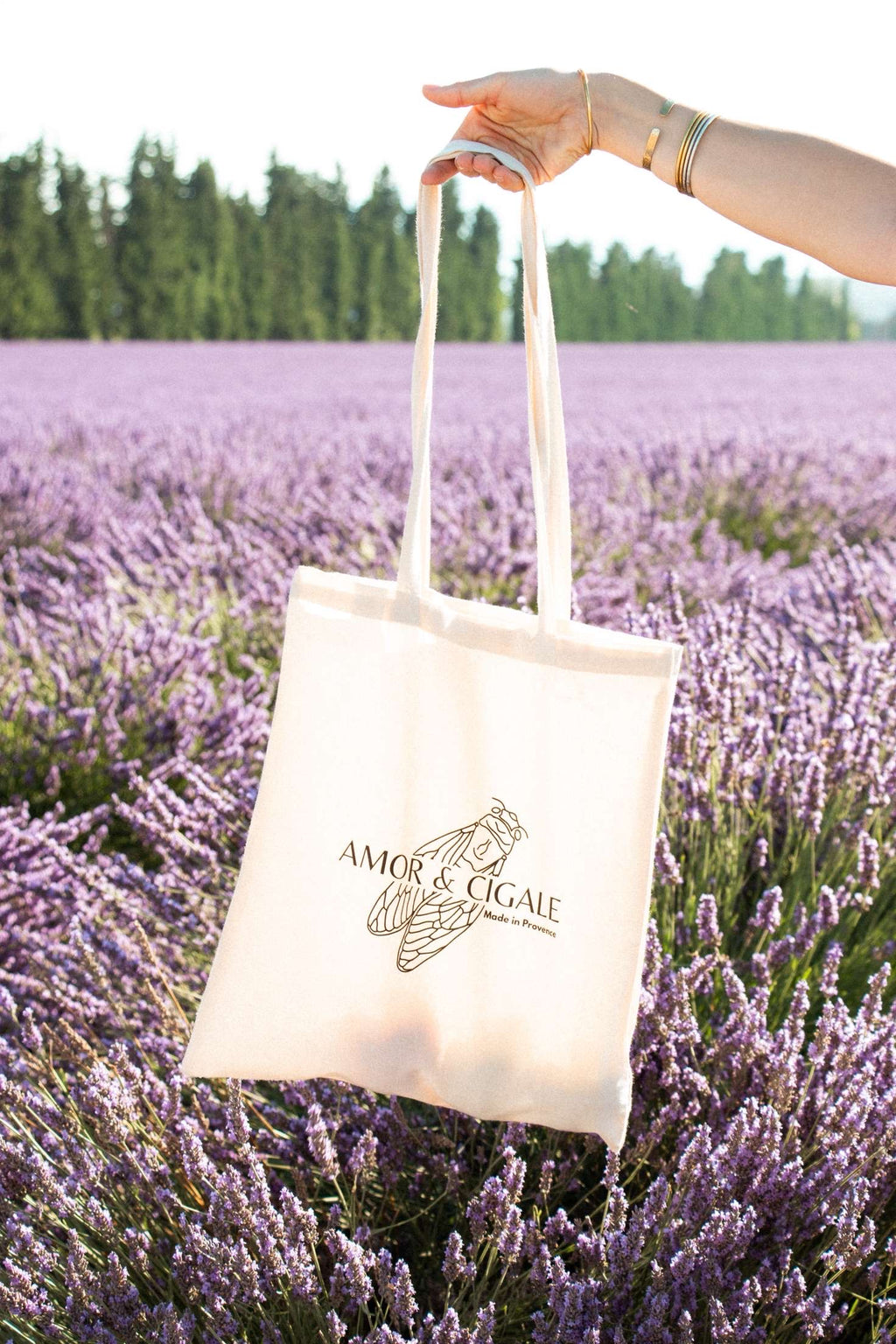 Tote bag Amor & Cigale Lavandula Bag posé devant un champ de lavande