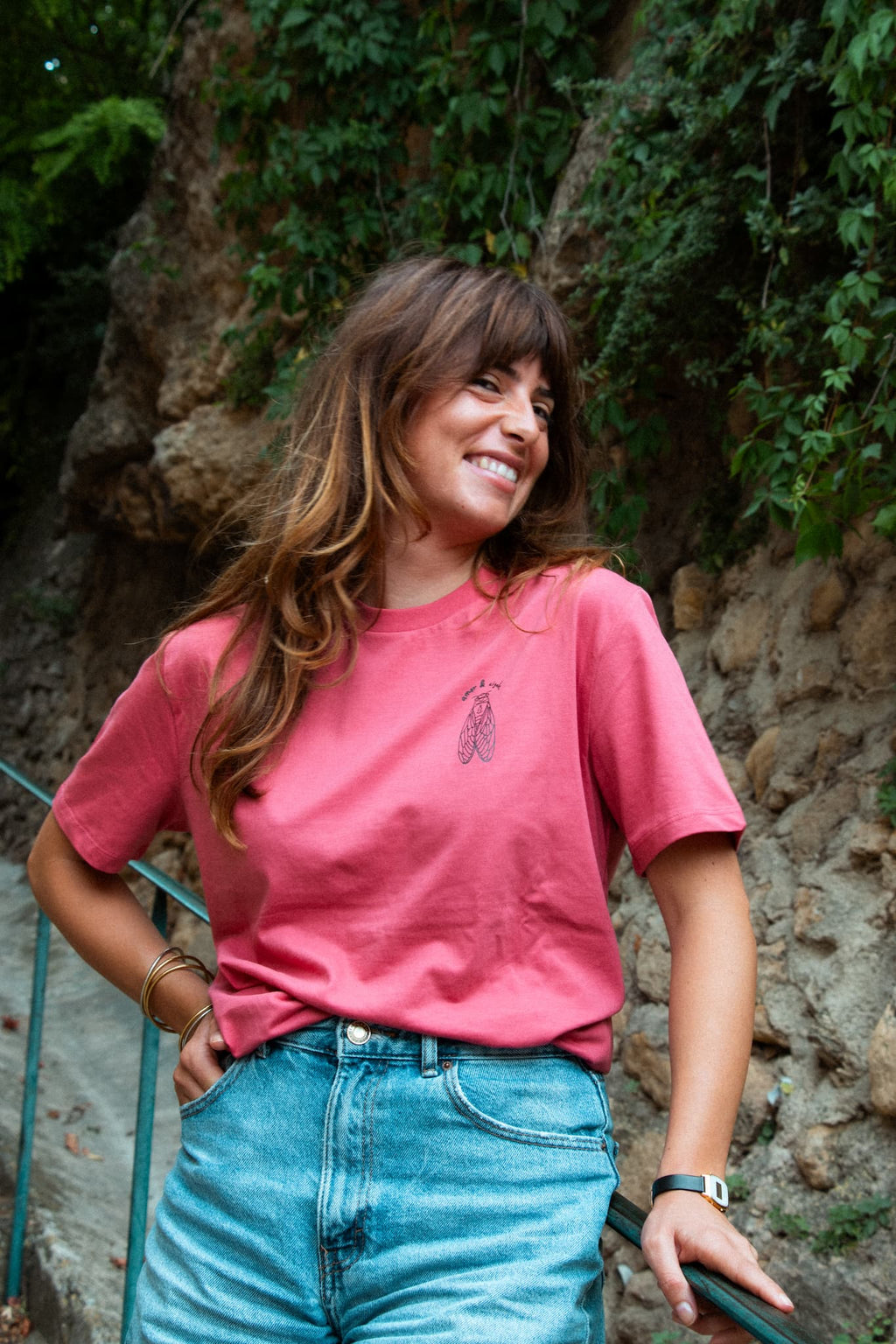 T-shirt Rose Folk Amor & Cigale modèle La Cigale avec logo sur le cœur, porté par une femme, coupe unisexe