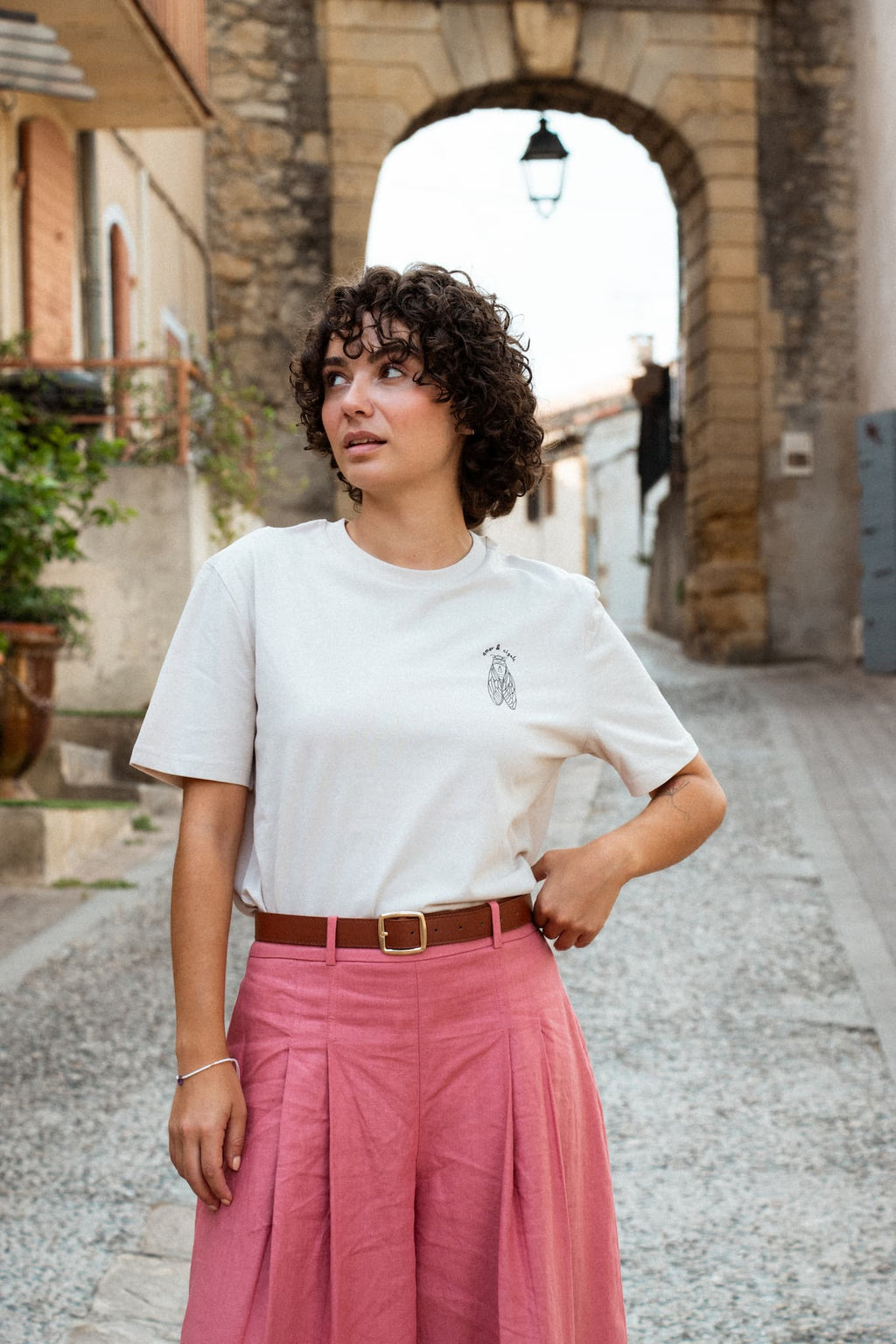 T-shirt Lin Amor & Cigale modèle La Cigale avec logo sur le cœur, porté par une femme, coupe unisexe