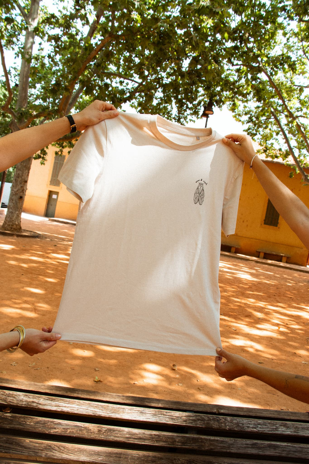 T-shirt Lin Amor & Cigale modèle La Cigale avec logo sur le cœur, coupe unisexe