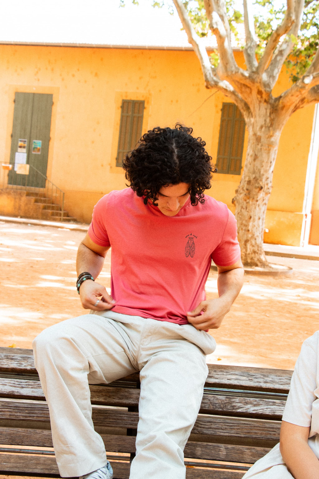 T-shirt Rose Folk Amor & Cigale modèle La Cigale avec logo sur le cœur, porté par un homme, coupe unisexe
